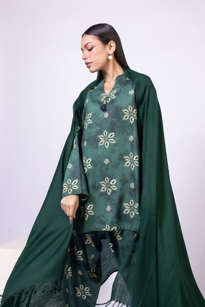 Dyed | Acrylic | Shawl | GBP 12.00