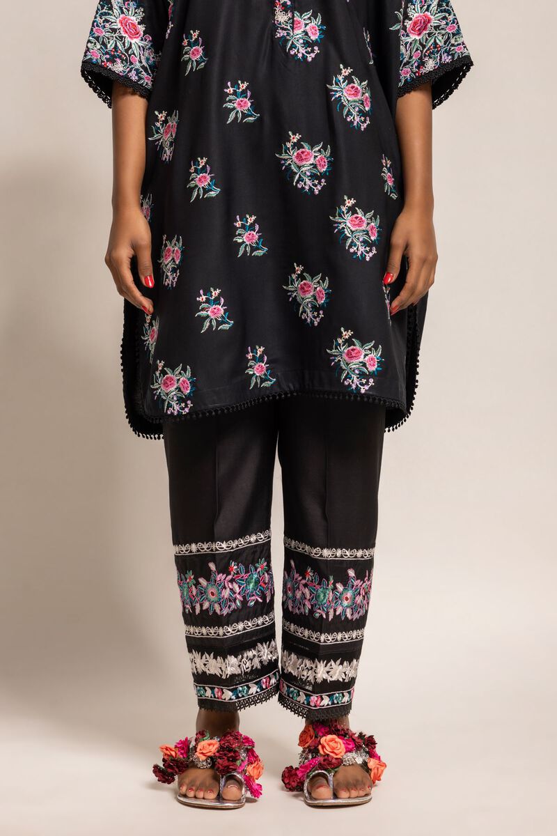  | Pants | Embroidered | null