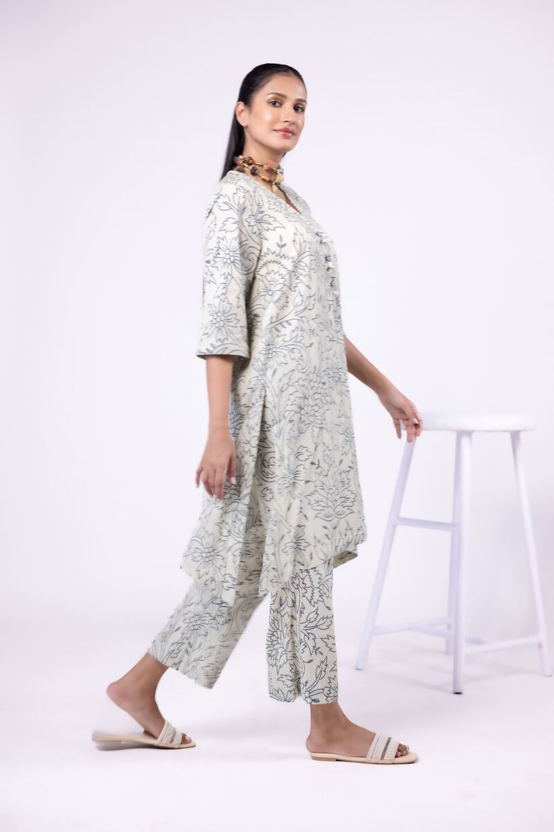 https://uk.khaadi.com/dw/image/v2/BJTG_PRD/on/demandware.static/-/Sites-khaadi-master-catalog/default/dwc2c1ab04/images/hi-res/24-12e02-04ba_multi_1.jpg?sw=800&sh=1200