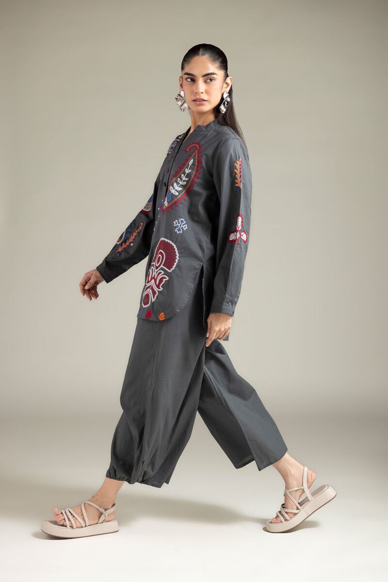 https://uk.khaadi.com/dw/image/v2/BJTG_PRD/on/demandware.static/-/Sites-khaadi-master-catalog/default/dwef6efe04/images/hi-res/6-26-102-b-a_multi_1.jpg?sw=800&sh=1200